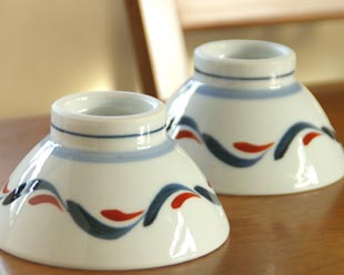 砥部焼・岡田陶房　赤波紋の茶碗を伏せて