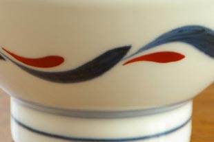 砥部焼・岡田陶房　赤波紋の茶碗の絵付け