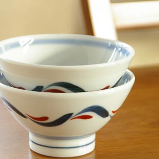 砥部焼・岡田陶房　赤波紋の茶碗を重ねて