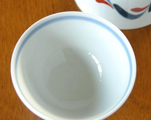 砥部焼・岡田陶房　赤波紋の茶碗を上から見て