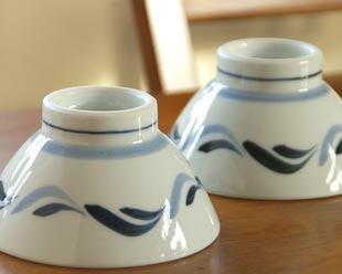 砥部焼・岡田陶房 青波紋の茶碗を伏せて