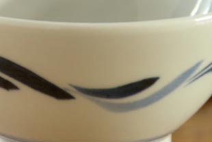 砥部焼・岡田陶房 青波紋の茶碗の絵付け