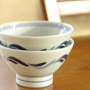 砥部焼・岡田陶房 青波紋の茶碗を重ねて