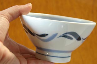 砥部焼・岡田陶房 青波紋の茶碗を手に持って