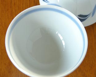 砥部焼・岡田陶房 青波紋の茶碗を上から見て