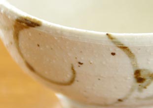 砥部焼・山中窯　唐草もようの茶碗の絵付け