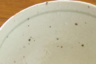 砥部焼・山中窯　唐草もようの茶碗の表面