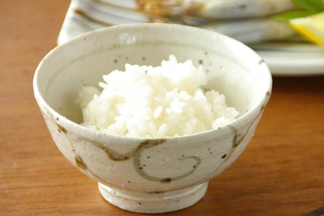 砥部焼・山中窯　唐草もようの茶碗にご飯をそよって