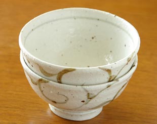 砥部焼・山中窯　唐草もようの茶碗を重ねて