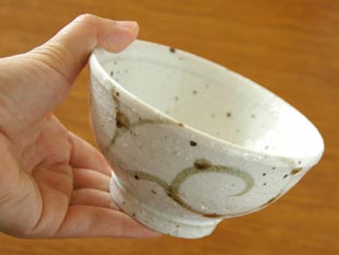 砥部焼・山中窯　唐草もようの茶碗を手に持って