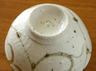 砥部焼・山中窯　唐草もようの茶碗の底面