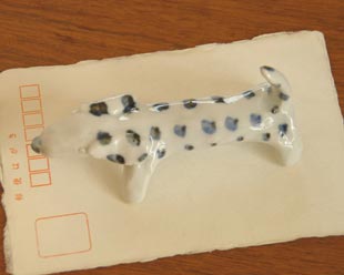 砥部焼・雲石窯　砥部焼犬のブッチをはがきと比較して