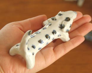 砥部焼・雲石窯　砥部焼犬のブッチを手に乗せて