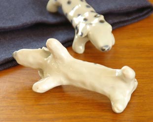砥部焼・雲石窯　砥部焼犬のブッチのおなか