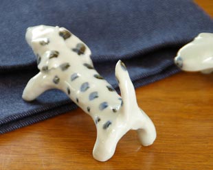 砥部焼・雲石窯　砥部焼犬のブッチの後ろ姿