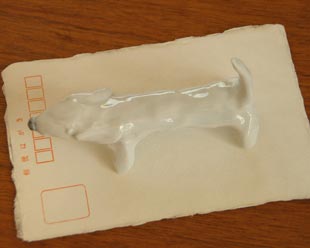砥部焼・雲石窯　砥部焼犬のハクちゃんをはがきと比較して