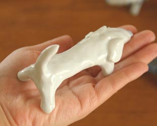 砥部焼・雲石窯　砥部焼犬のハクちゃんを手に乗せて