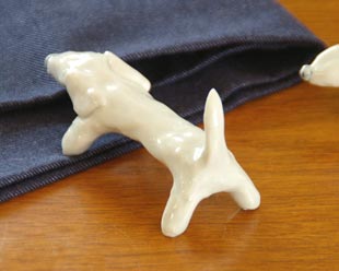 砥部焼・雲石窯　砥部焼犬のハクちゃんの後ろ姿