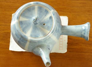 砥部焼・山中窯　はくせんの急須をはがきと比べて