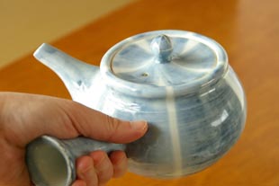 砥部焼･山中窯　はくせんの急須を手に持ったところ