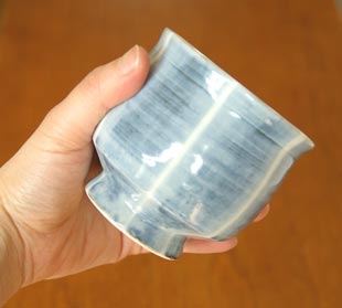 山中窯 はくせんの湯呑を手に持って