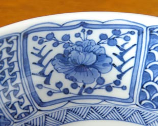 砥部焼・陽貴窯　芙蓉柄の大鉢の絵柄