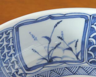 砥部焼・陽貴窯　芙蓉柄の大鉢の絵柄
