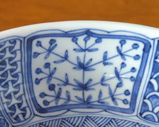 砥部焼・陽貴窯　芙蓉柄の大鉢の絵柄