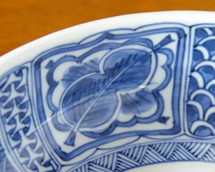 砥部焼・陽貴窯　芙蓉柄の大鉢の絵柄