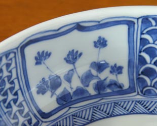 砥部焼・陽貴窯　芙蓉柄の大鉢の絵柄