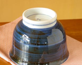 砥部焼・陽貴窯　祥瑞柄の反鉢を横から見て