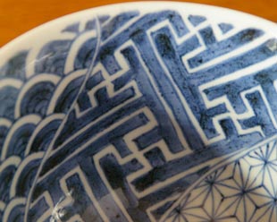 砥部焼・陽貴窯　祥瑞柄の反鉢の絵柄