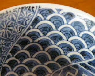 砥部焼・陽貴窯　祥瑞柄の反鉢の絵柄