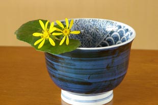砥部焼・陽貴窯　祥瑞柄の反鉢に花を活けて