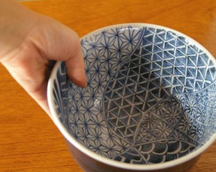 砥部焼・陽貴窯　祥瑞柄の反鉢を持ったところ