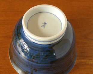 砥部焼・陽貴窯　祥瑞柄の反鉢の底面