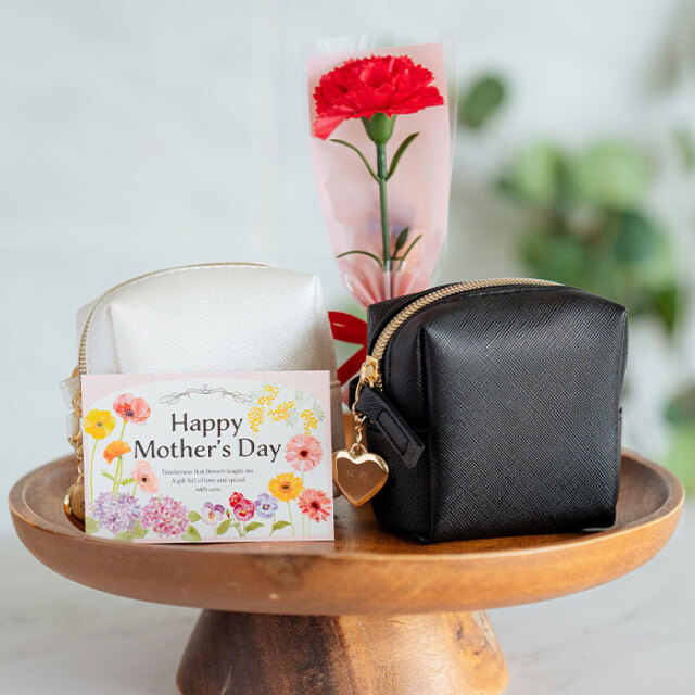 【母の日】 リングカラビナ付き スクエアポーチ 名入れ ハートチャーム 付き UL カーネーションミニブーケ付き