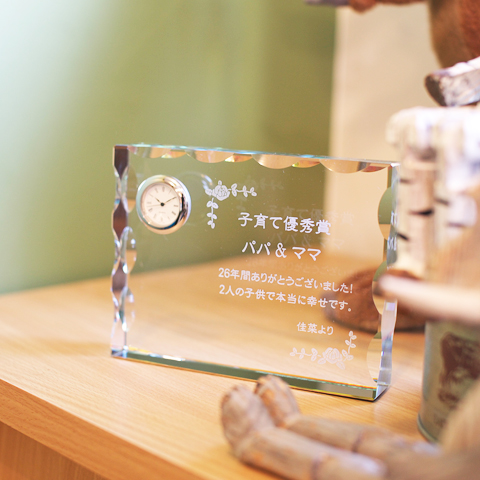 クリスタル時計　Rカットは結婚式での両親への贈り物におすすめ