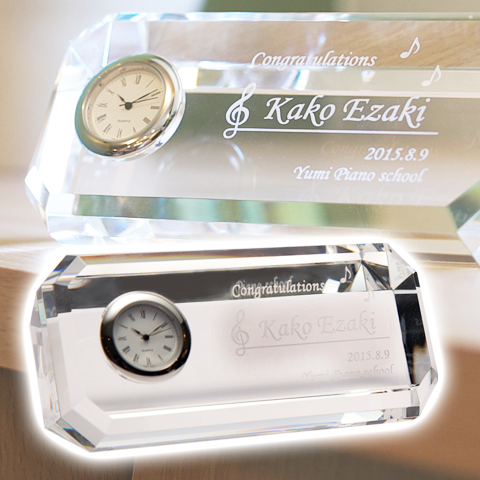 卒業記念や誕生日・退職祝いの記念品にクリスタル時計　アングル