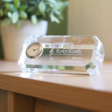 卒業記念や誕生日・退職祝いの記念品にクリスタル時計　アングル