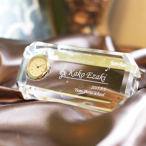 卒業記念や誕生日・退職祝いの記念品にクリスタル時計　アングル
