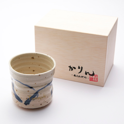 還暦祝いやご両親への贈り物に信楽焼の名入れロックカップ