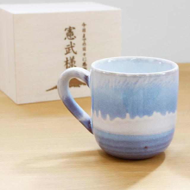 還暦祝いや退職記念品などに名入れ木箱 と 萩焼 マグカップ さざなみ