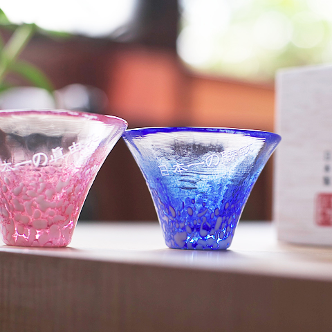 お世話になった方へのプレゼントに。名入れ招福杯富士山木箱入り