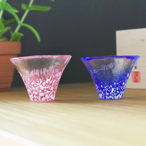 お世話になった方へのプレゼントに。名入れ招福杯富士山木箱入り