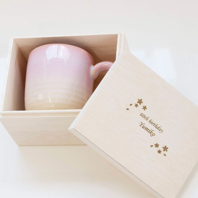 母親への誕生日や還暦祝いに名入れ木箱 と 萩焼 マグカップ つぼみ桜