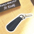 男性への誕生日プレゼントなどに名入れプレート付き　シューホーンキーホルダー　ブラック