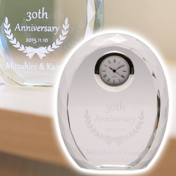 クリスタル時計　ダイヤカットは思い出を残せる結婚記念日の記念品に
