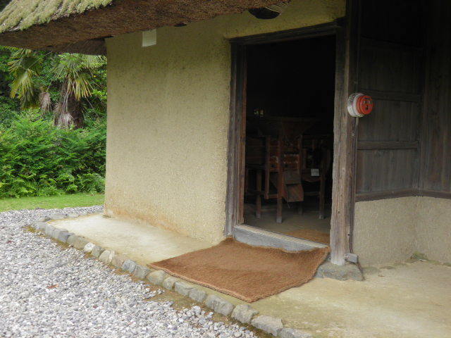 和歌山県立紀伊風土記の丘で移築民家の入り口に