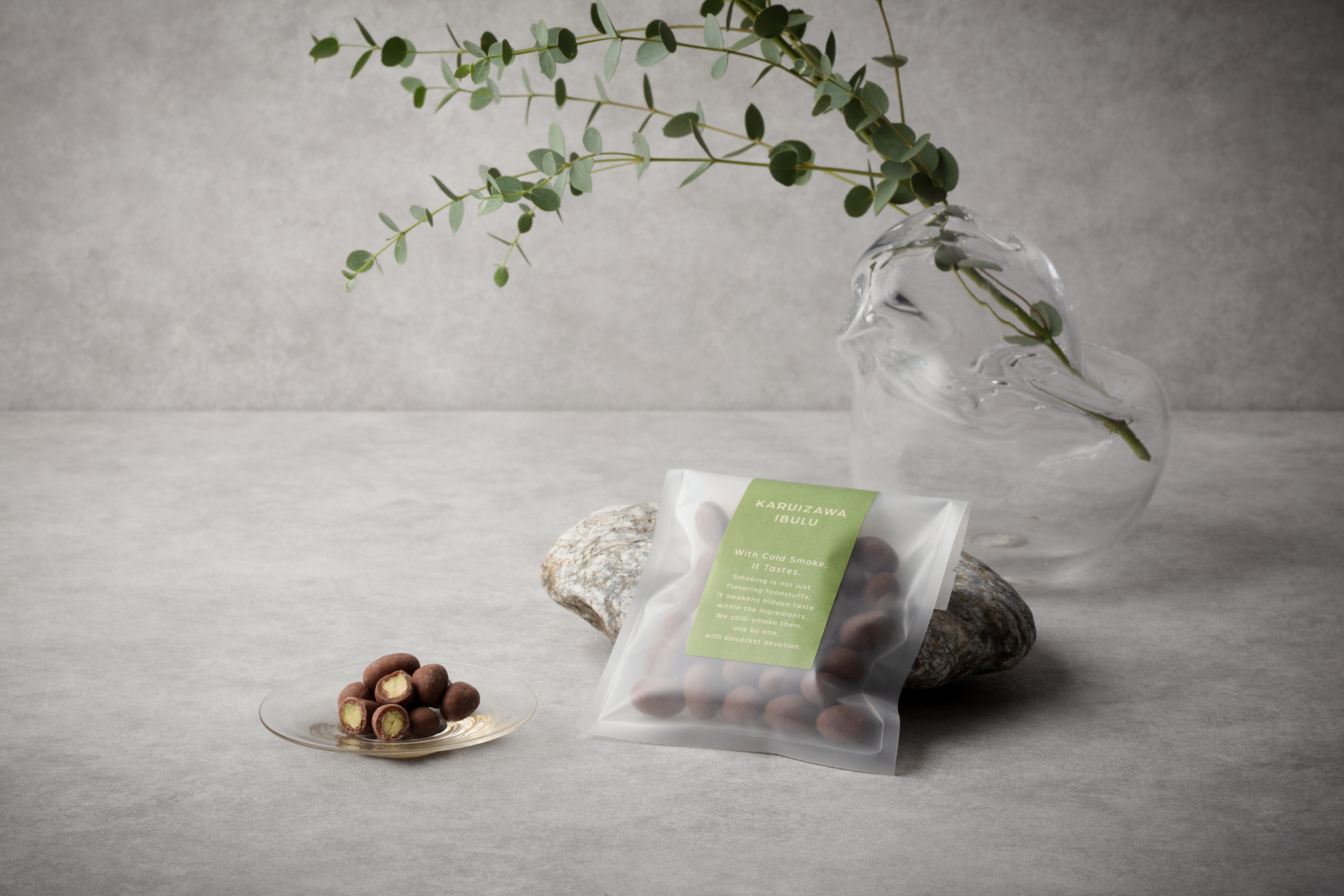 〈冬季限定〉燻製ナッツチョコレート（ピスタチオミルク）70g